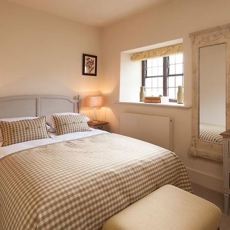 The Crown Hotel Shipton under Wychwood Room photo