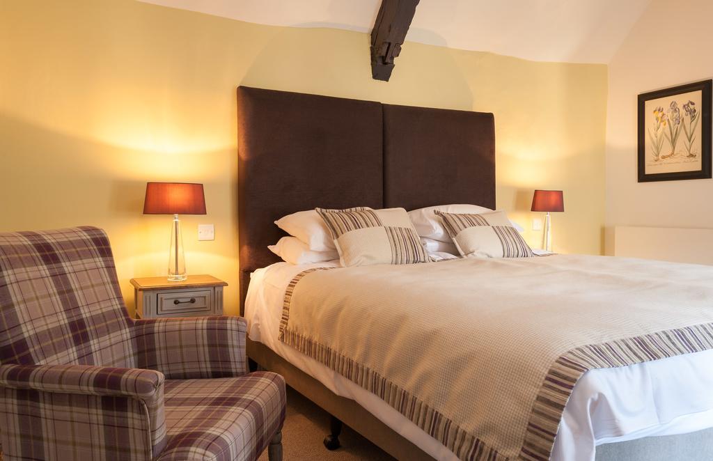 The Crown Hotel Shipton under Wychwood Room photo